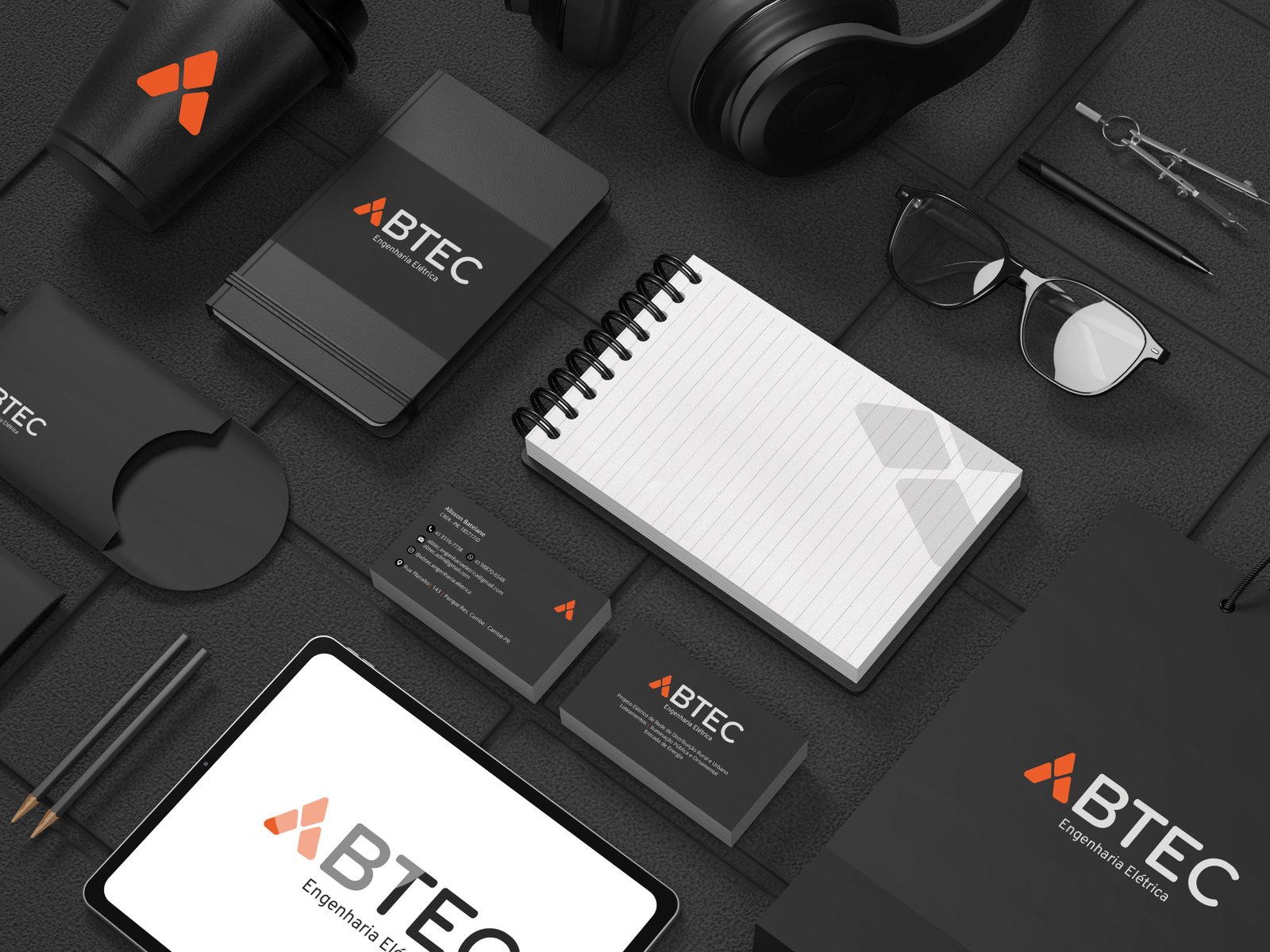 Conjunto de aplicações da marca ABTEC em materiais corporativos