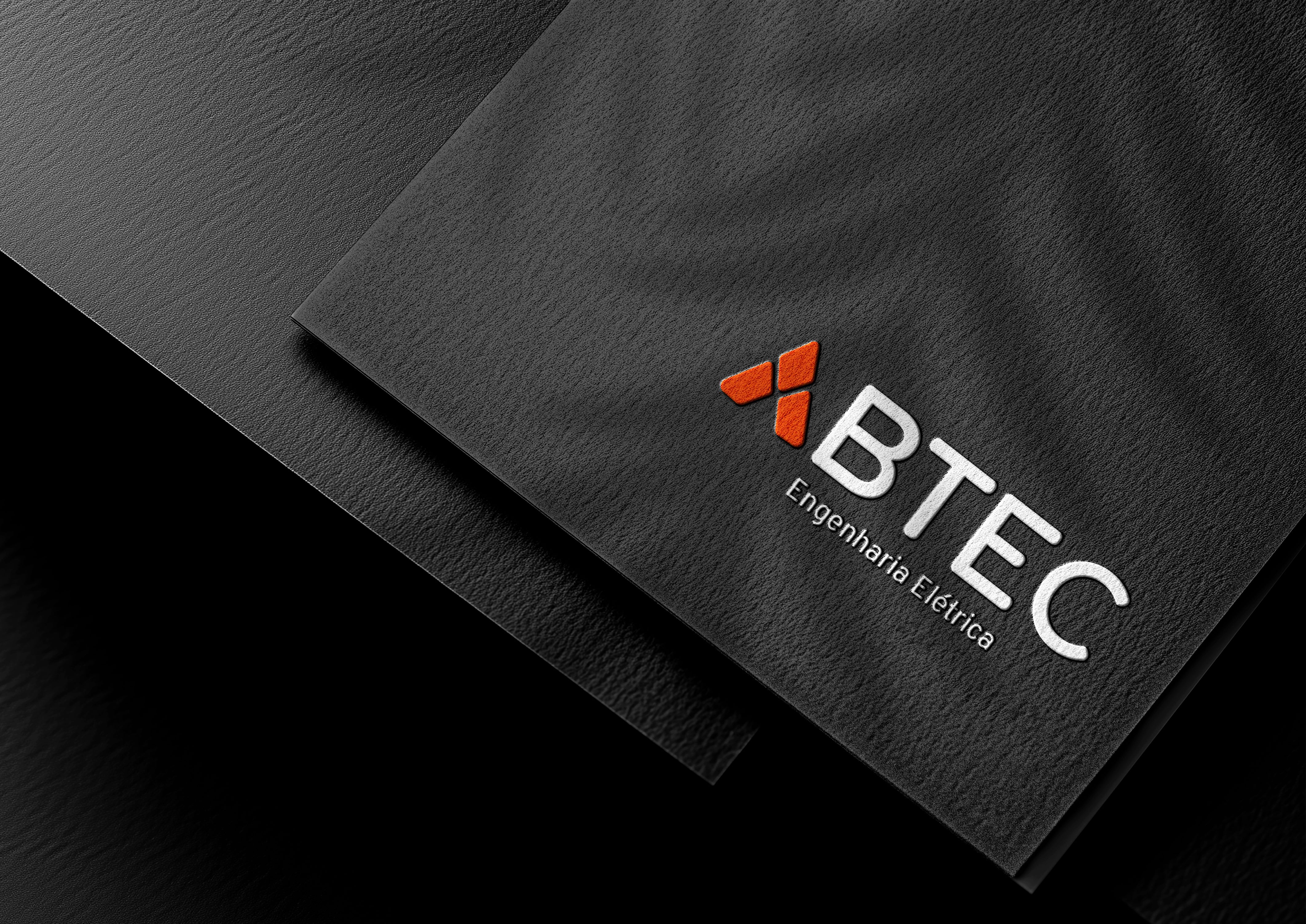 Logotipo da ABTEC Engenharia Elétrica aplicado em superfície preta