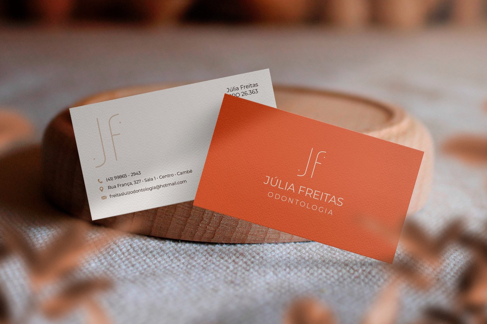 Cartões de visita da identidade visual Julia Freitas Odontologia