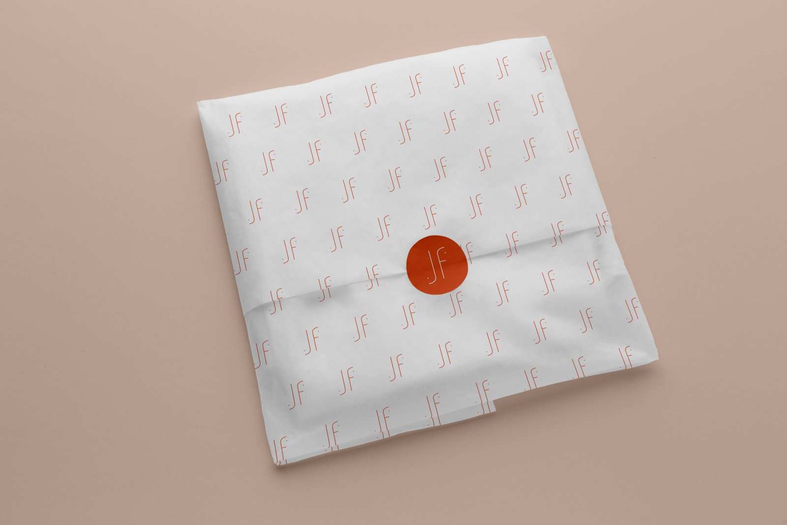 Papel de seda com padrão da marca Julia Freitas